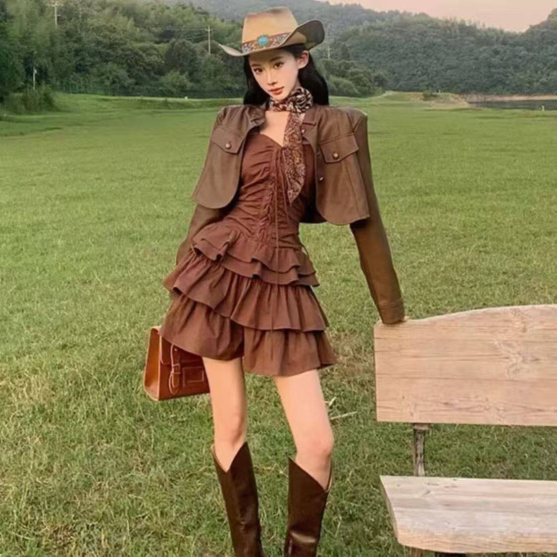 甜辣妹吊带蓬蓬蛋糕裙穿搭秋季绑带设计感收腰纯欲风荷叶边连衣裙