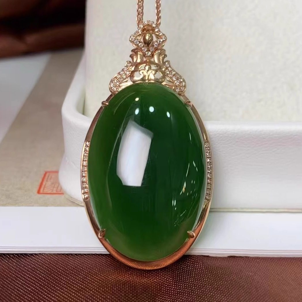 和田碧玉18K吊坠 大蛋面18K金伴钻镶嵌老料菠菜绿20*30mm