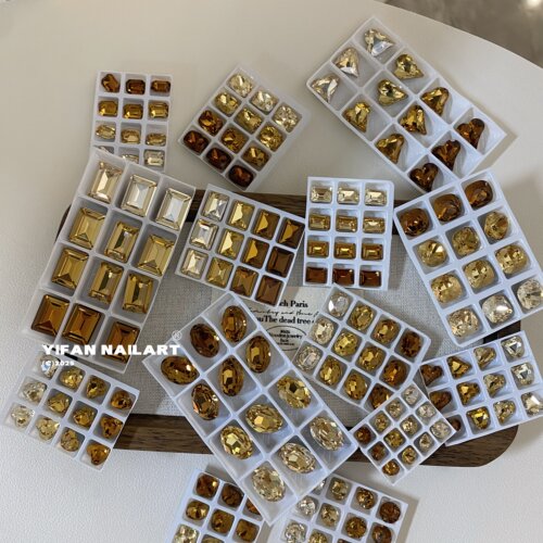 中古风深色搭配尖底堆钻美甲饰品