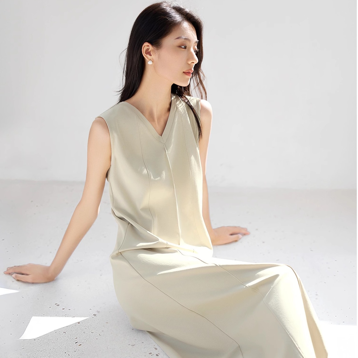 夏季V领无袖修身中腰设计感单色休闲风气质背心连衣长裙女装