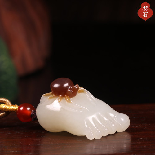 和田玉且末糖白俏色吊坠