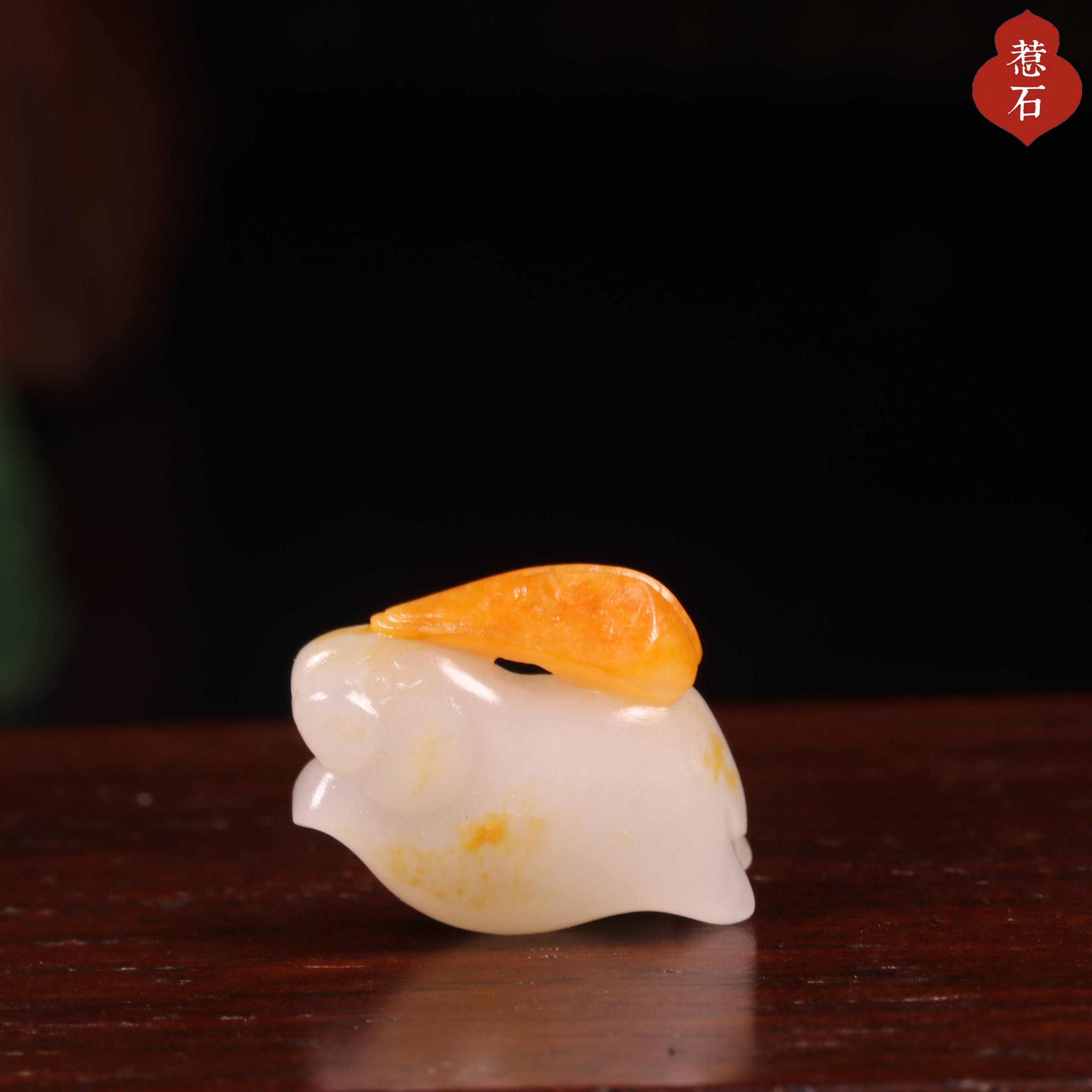 和田玉籽料俏色萌兔吊坠