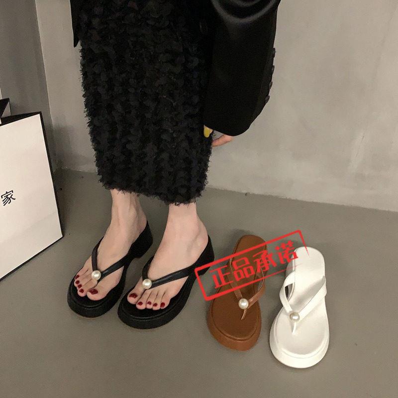香港正品2026新款真皮夏季外穿厚底珍珠夹脚人字拖鞋坡跟女拖凉鞋
