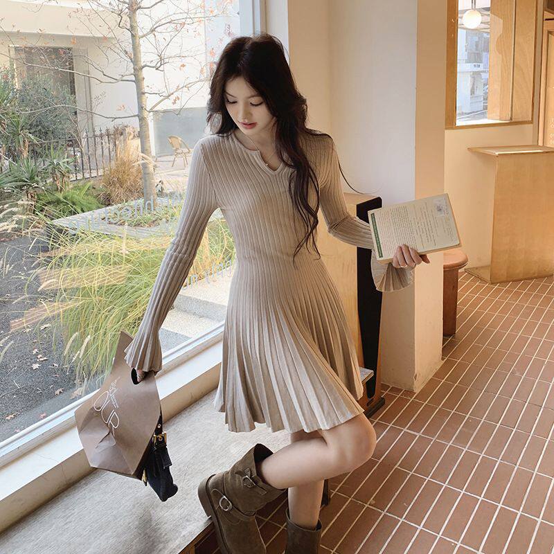 LUXE简约时尚针织连衣裙女2026年春季新款V领长袖收腰显瘦气质短