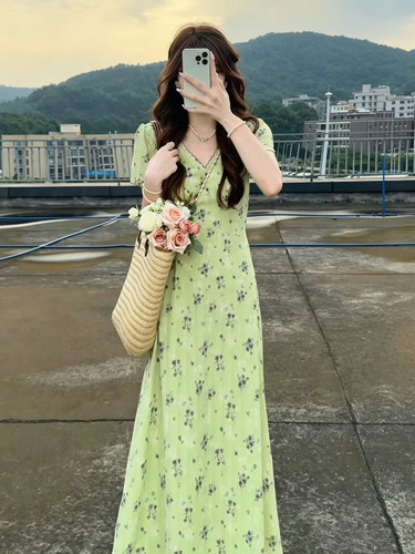 安妮不火夏季碎花连衣裙女2026新款V领长袖复古浅绿小碎花长裙子