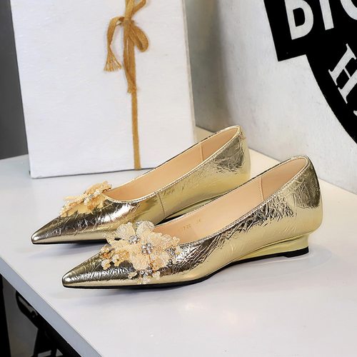 Women Loafer欧美风复古金属手抓纹花朵水钻尖头坡跟一脚蹬单鞋女