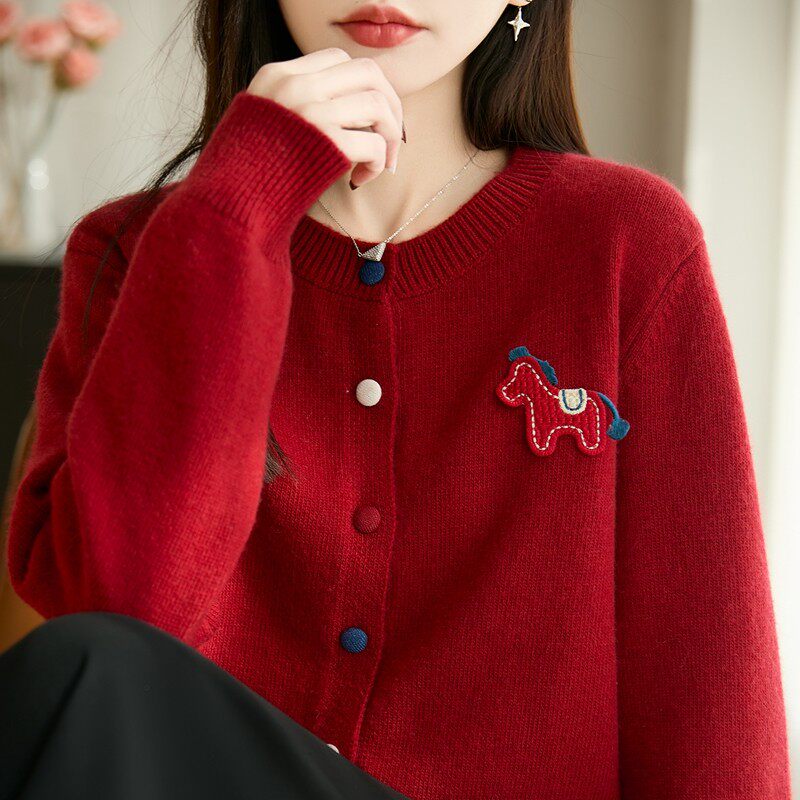 甜美风小马刺绣圆领加厚针织开衫女红色洋气彩扣毛衣宽松打底上衣