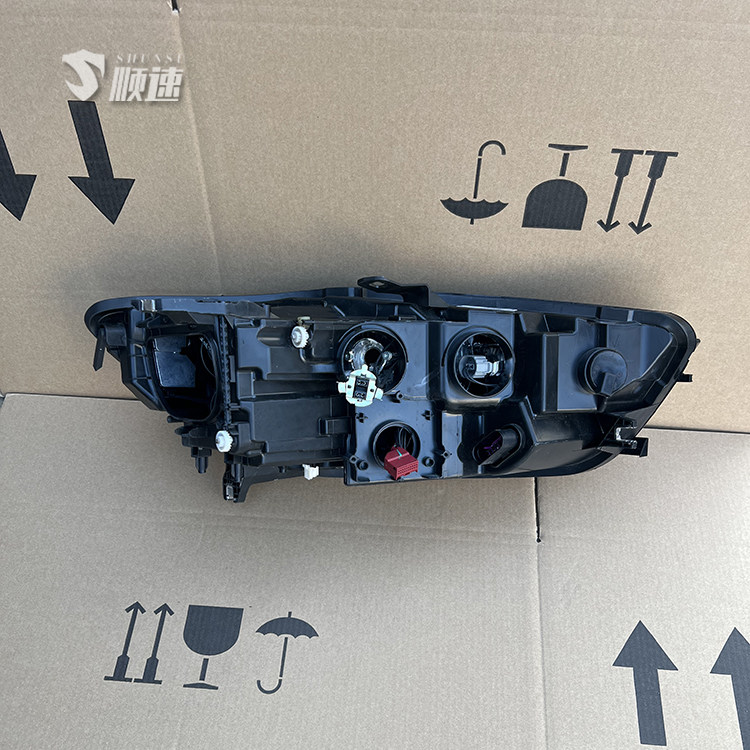 AUDI A6L C7 헤드라이트 어셈블리에 적합 구형 모델 왼쪽 전면 및 오른쪽 헤드라이트 헤드라이트 원래 공장 해체 자동차