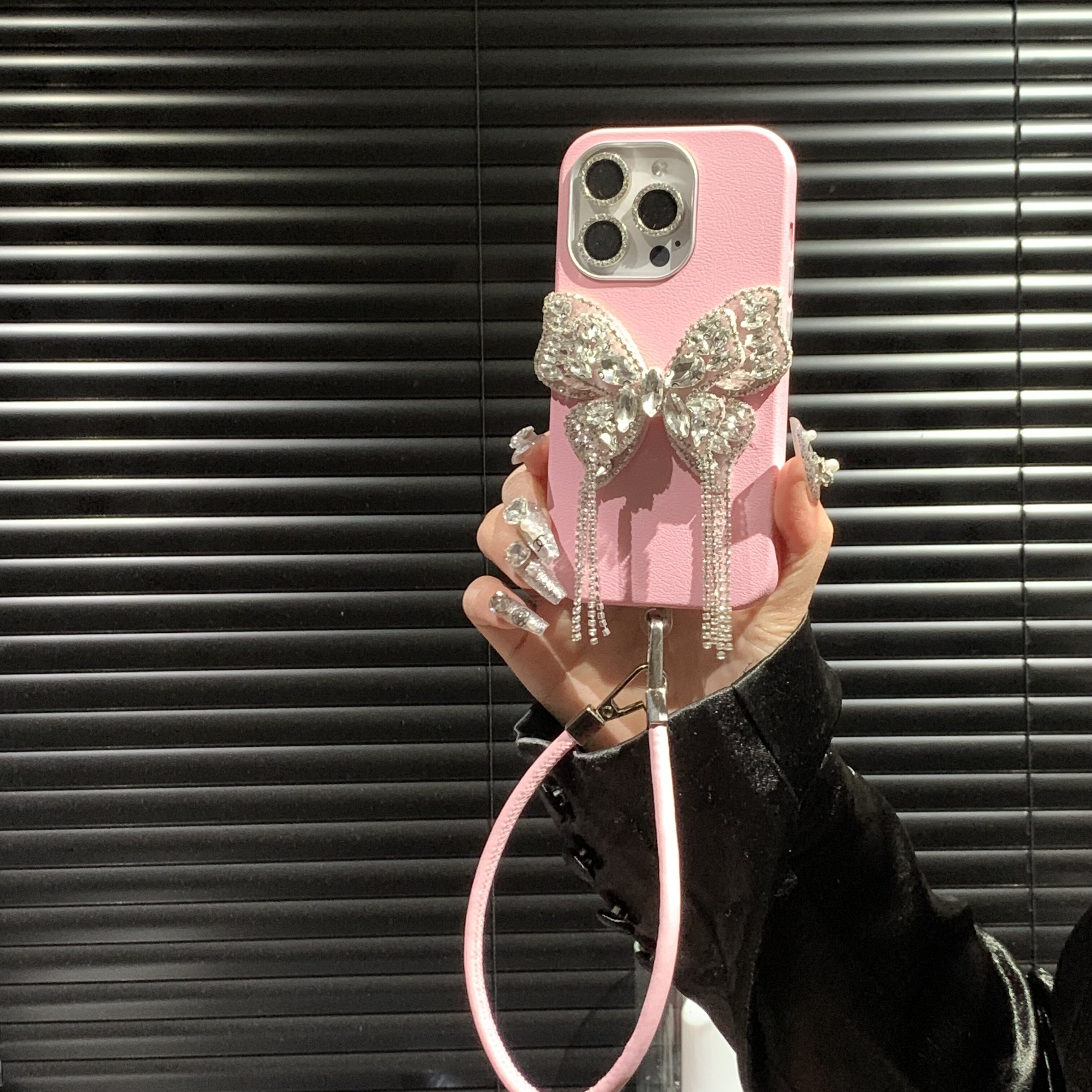 ins风少女粉皮质闪钻流苏蝴蝶结手机壳适用苹果iPhone16promax/15