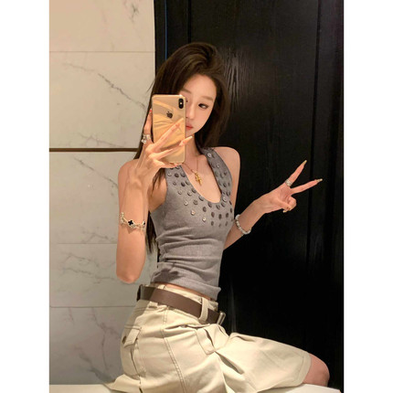 灰色贝壳重工针织挂脖吊带背心女2026夏季新款外穿辣妹美背上衣