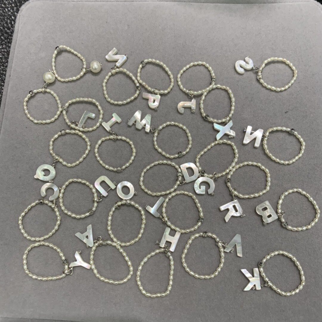 1-2 MM 天然小米粒珍珠戒指 尾戒 食指戒 弹性 海水母贝字母戒指