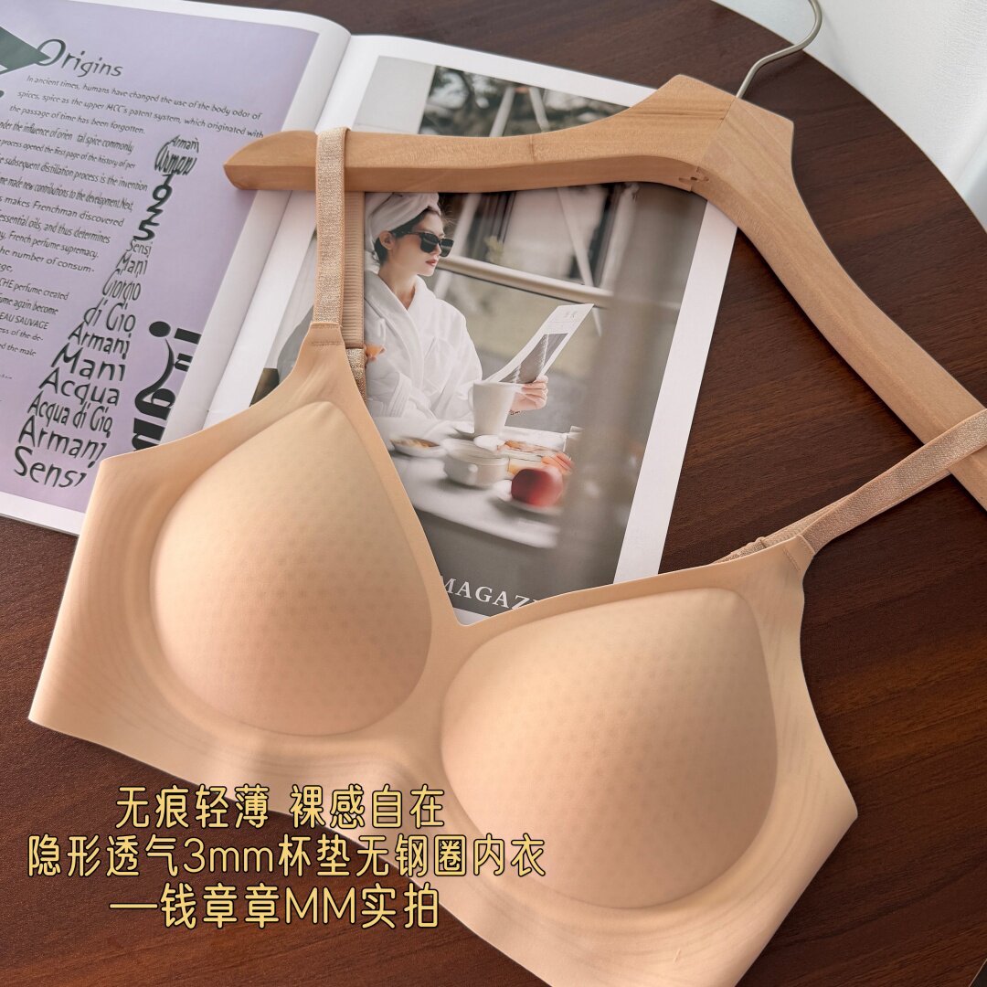 钱章章 章鱼特调粉底液！透气无痕内衣~隐形聚拢细闪肩带无钢圈