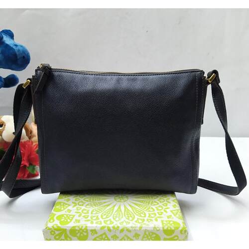 Fossil黑色荔枝皮Zipper Closure小号斜挎包