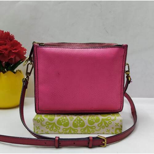 Fossil粉色荔枝皮Zipper Pockets斜挎包