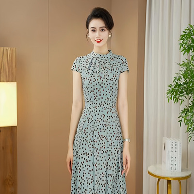 浅蓝色波点连衣裙女长款