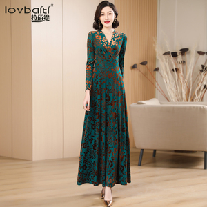 春秋气质穿搭丝绒提花连衣裙2026新款长袖连身裙显瘦过膝长裙719
