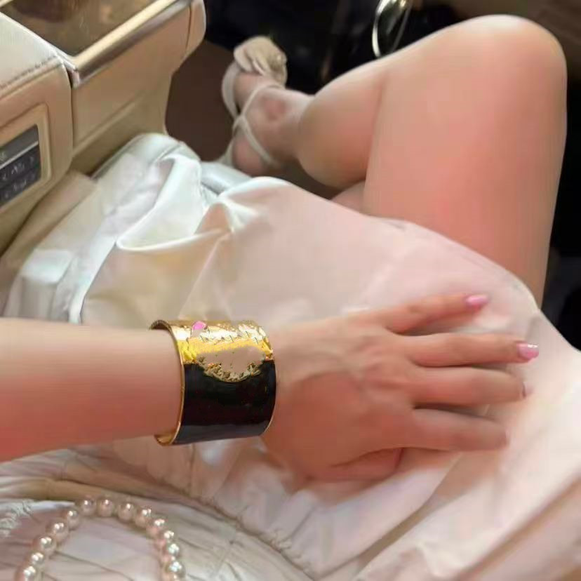 欧美风新款滴油字母方形手镯女轻奢小众金色宽版手环粉色滴油首饰