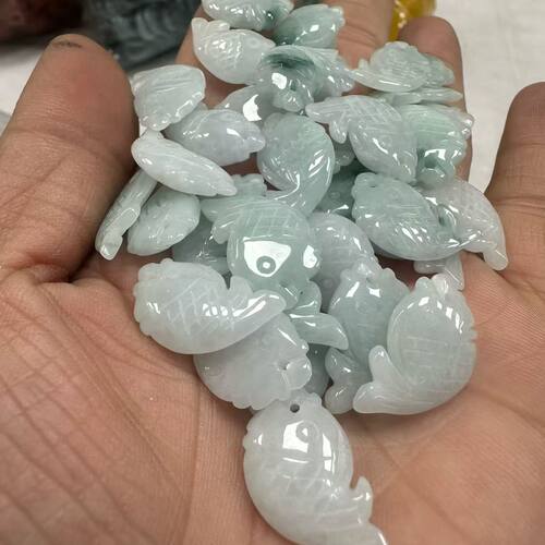 天然缅甸翡翠金鱼吊坠年年有余