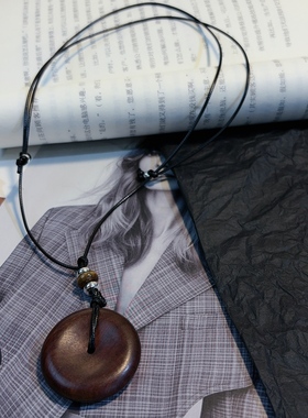 胡桃木圆形吊坠项链女黑色编织绳链文艺复古氛围感饰品