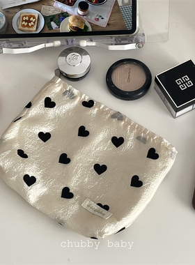 chubbybaby*简约大容量ins风白底纹理黑色爱心化妆品收纳袋手拿包
