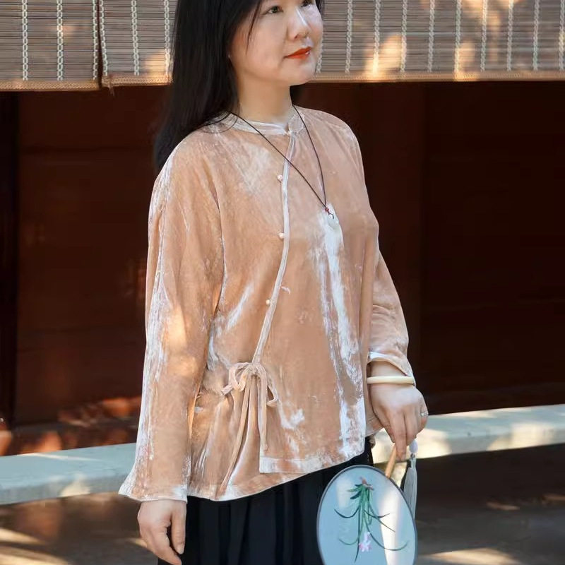 云水谣柜中缘原创真丝绒新中式上衣复古烤杏色光泽流动珍珠扣女春