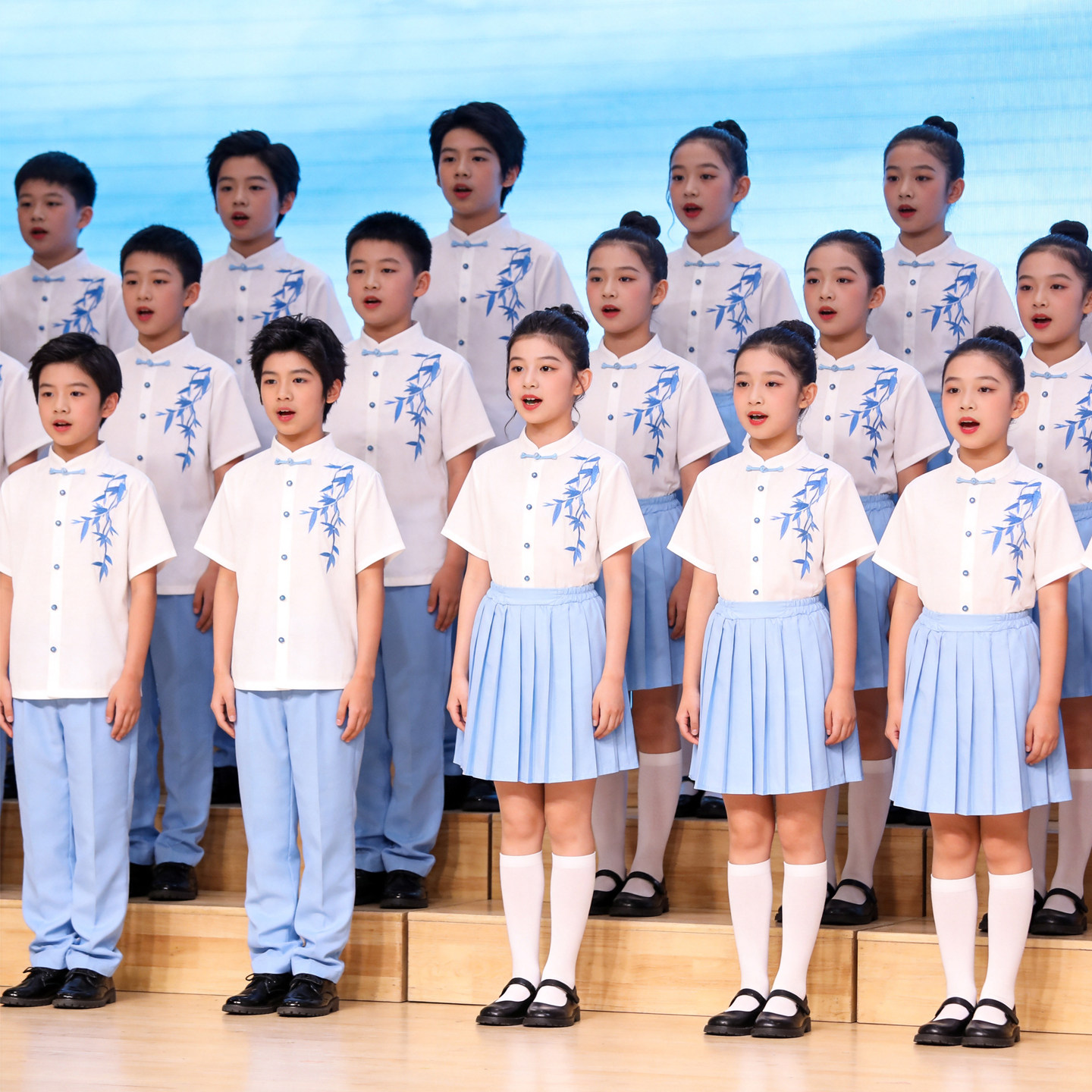 大合唱团爱国主题演讲比赛表演服