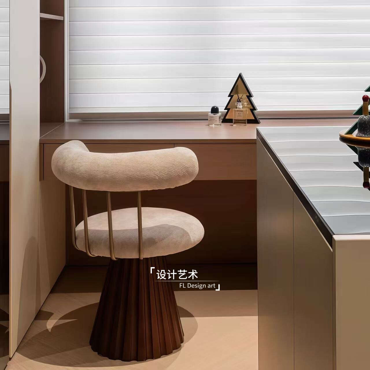 简约中古风实木梳妆椅旋转化妆凳卧室轻奢设计师款软包靠背椅家用