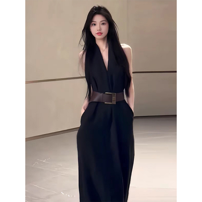 黑色高级感V领挂脖连衣裙女
