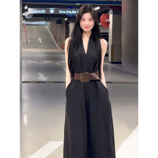 黑色高级感V领挂脖连衣裙女春夏穿搭2026新款气质收腰显瘦A字长裙