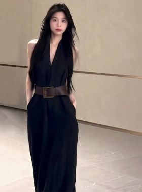 黑色高级感V领挂脖连衣裙女春夏穿搭2026新款气质收腰显瘦A字长裙