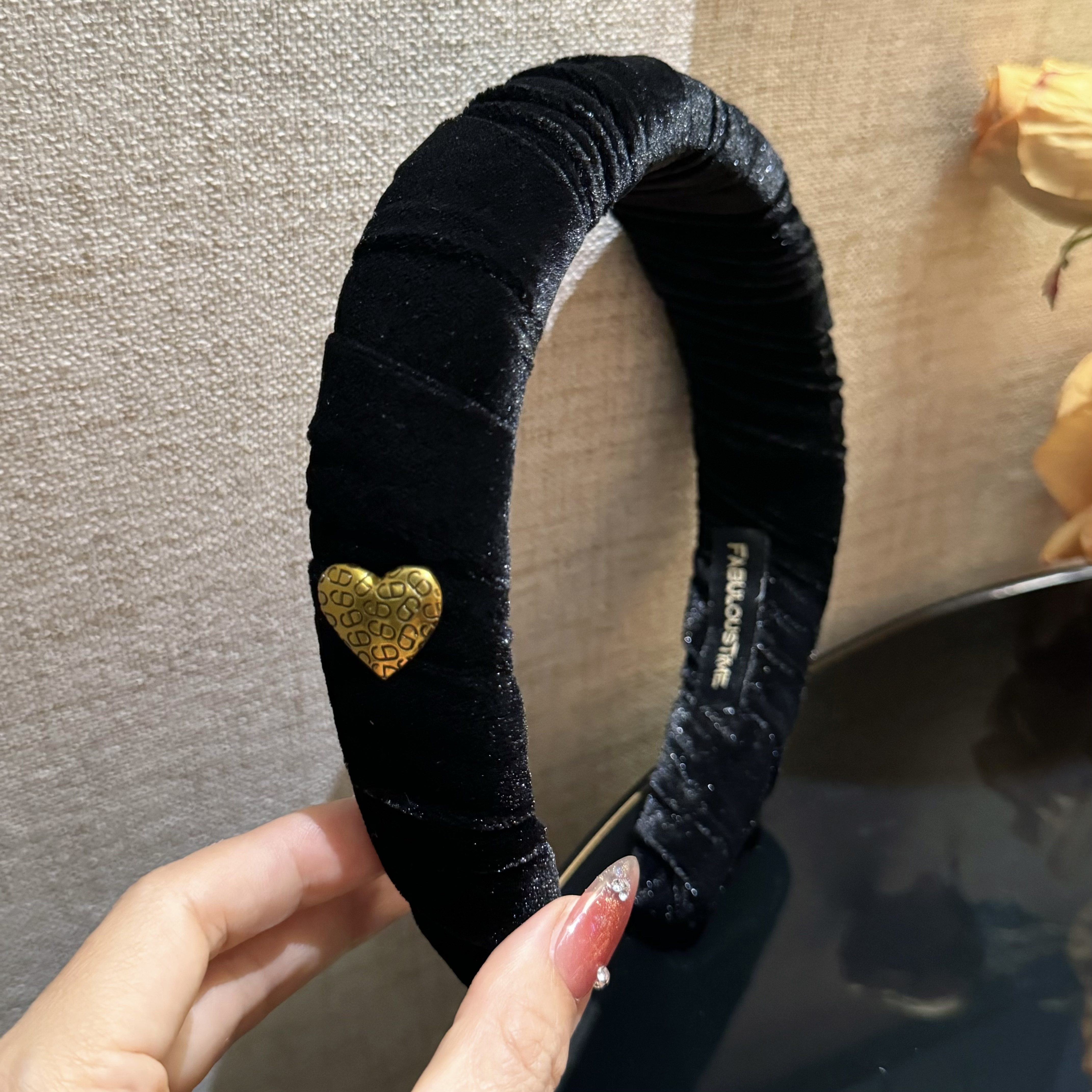 杨杨babytime秒变高颅顶！缠绕黑丝绒爱心猪鼻子发箍高奢气质头箍