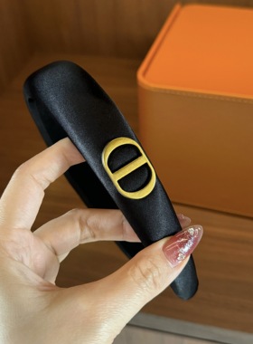 杨杨babytime 贵气老钱 白富美奢品金标猪鼻子黑色缎面高颅顶发箍