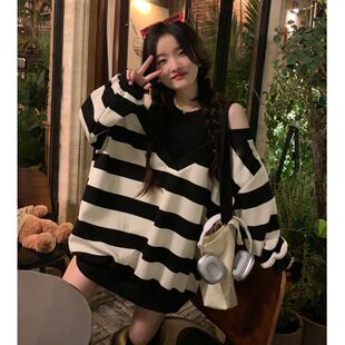 大码 胖mm设计感慵懒风上衣200 300斤复古条纹露肩假两件卫衣女秋季