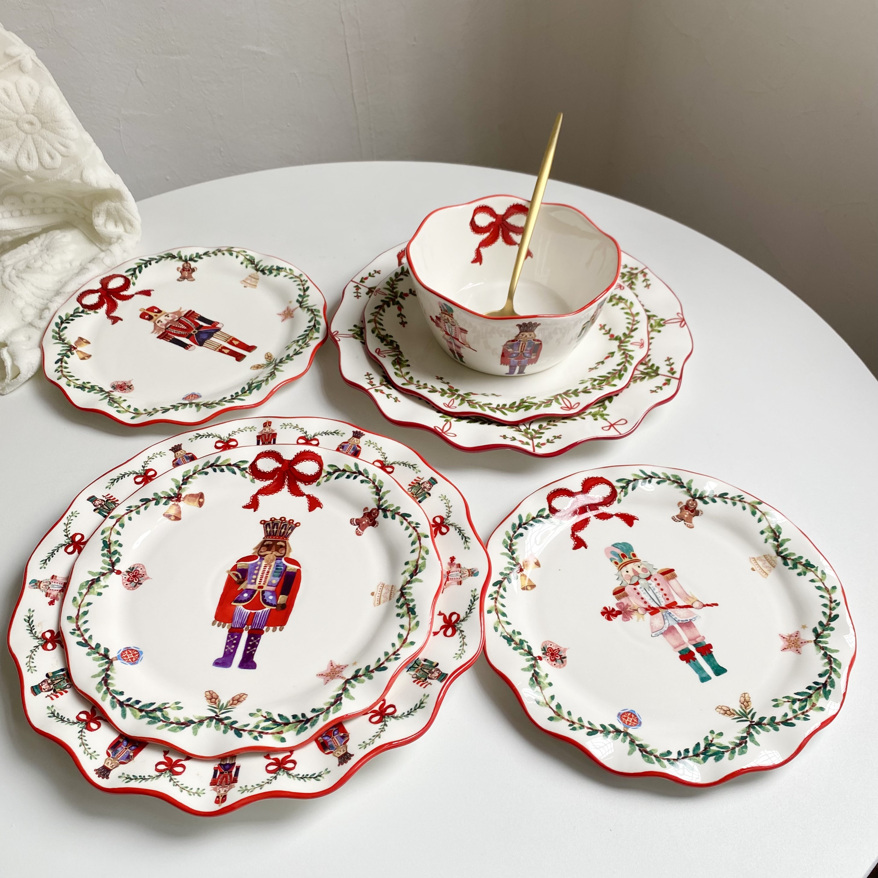 原单尾货胡桃夹子陶瓷盘子大号牛排盘高颜值花边盘子圣诞风点心盘