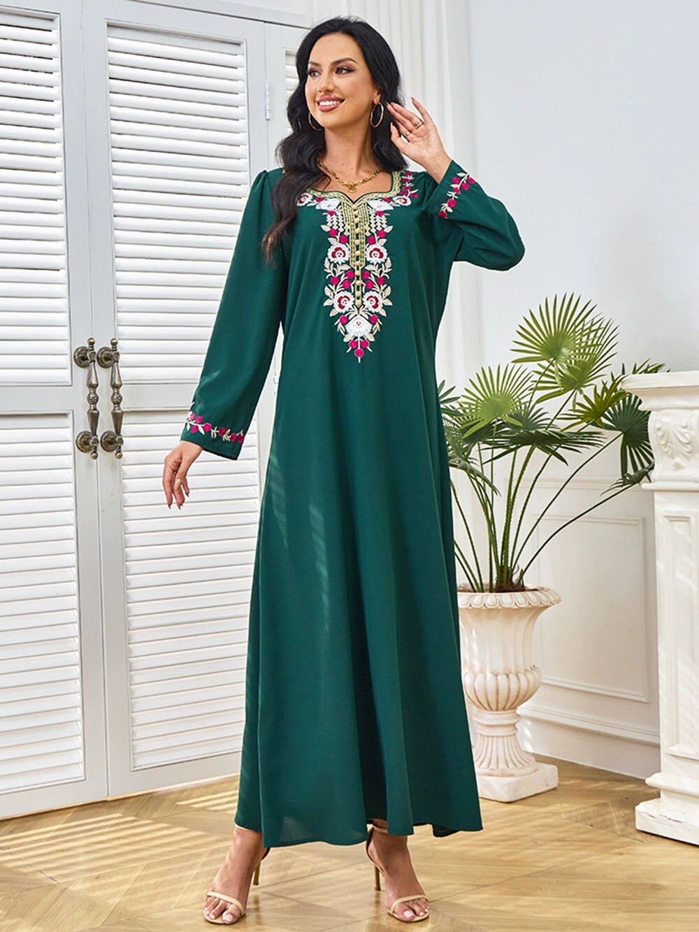 中东沙特阿拉伯长袍迪拜印尼旅游新款刺绣时尚大码长裙 dresses