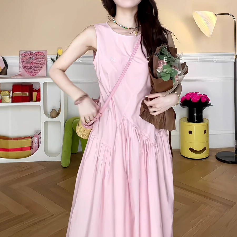 法式粉色宽松无袖连衣裙子女新款夏季设计感海边度假显瘦背带长裙