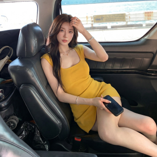 alex stevens多巴胺风黄色吊带连衣裙女夏季修身显瘦气质掐腰短裙