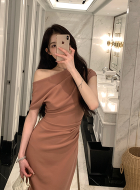 alex stevens纯色褶皱一字肩斜肩连衣裙女夏季性感露肩修身长裙子