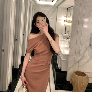 性感露肩修身 長裙子 stevens純色褶皺一字肩斜肩連衣裙女夏季 alex