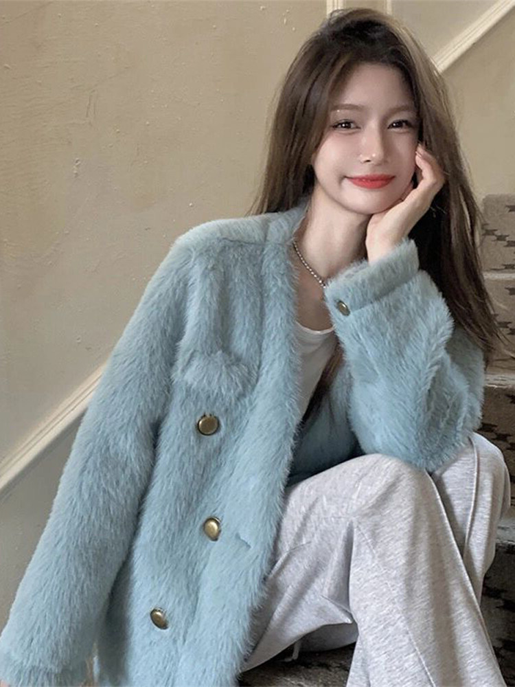 겨울 온화하고 나른한 스타일에 은은한 향이 더해진 벨벳과 도톰한 밍크 벨벳 블루 코트로 고급스러운 느낌의 가을 겨울 여성 코트