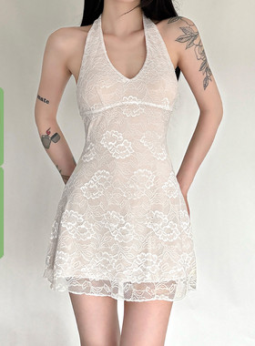 WEEKEEP 纯欲性感低胸蕾丝拼接挂脖露背连衣裙修身收腰A摆短裙