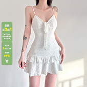 WEEKEEP 纯欲辣妹V领绑带荷叶边拼接吊带连衣裙收腰显瘦A摆短裙