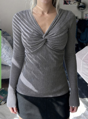 WEEKEEP 简约休闲灰色V领扭结设计长袖毛衣女百搭修身收腰上衣秋