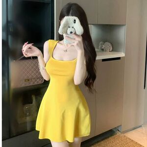 姜黄色方领性感收腰连衣裙女夏季修身露腰包臀裙子辣妹风气质短裙