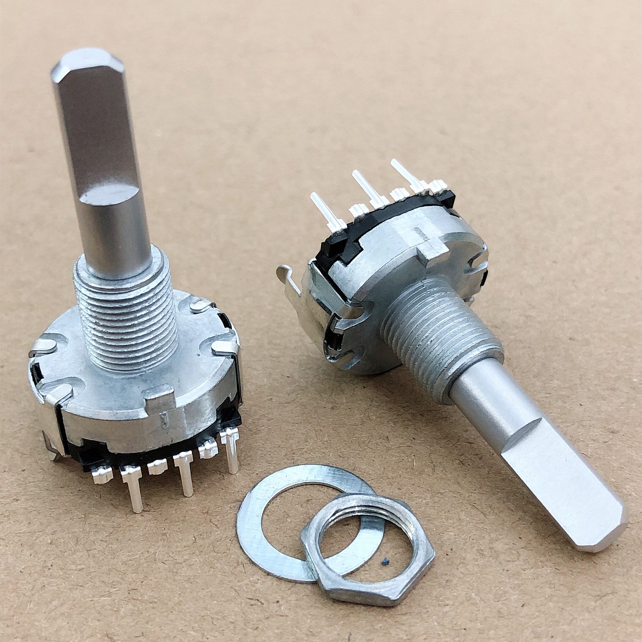 alps 阿尔卑斯 rk203111000v 旋转步进式电位器 b10k 立式3脚半轴