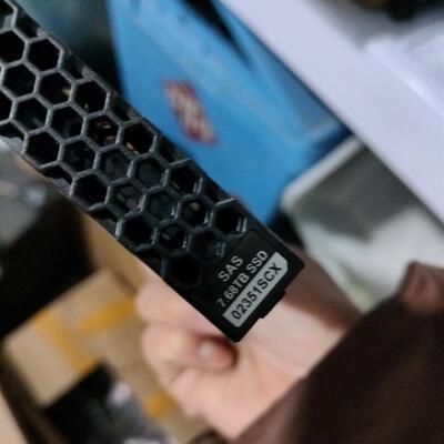 02351SCX 18500F 18800FV3 7.68TB SSD SAS 2.5存储硬盘单元