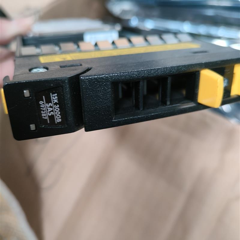 HP 697387-001 QR492A 300G 15K SAS 2.5 3PAR 7200 7400硬盘