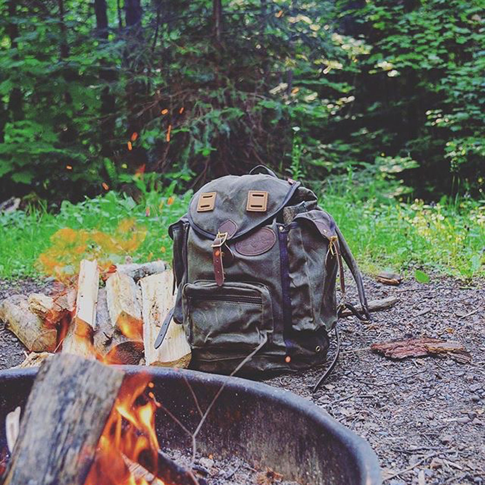 825油蜡双肩包勋章户外男士帆布