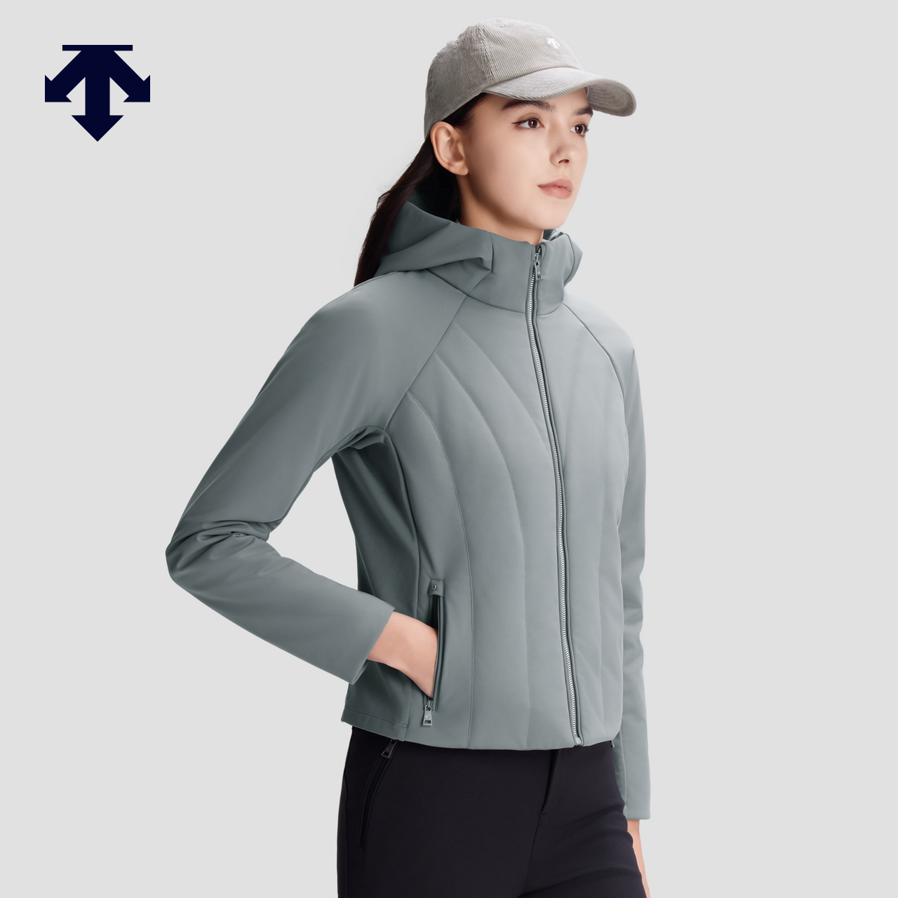 DESCENTE迪桑特WOMEN’S SKI STYLE系列休闲通勤女士短款连帽棉服