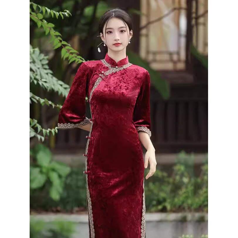 2026新款酒红色丝绒中式长款改良旗袍年轻款女复古修身中长袖